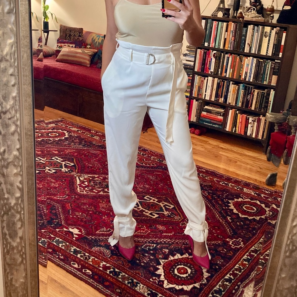 Amanda Uprichard White Capri paperbag pants. Belt .Size S. New without tags